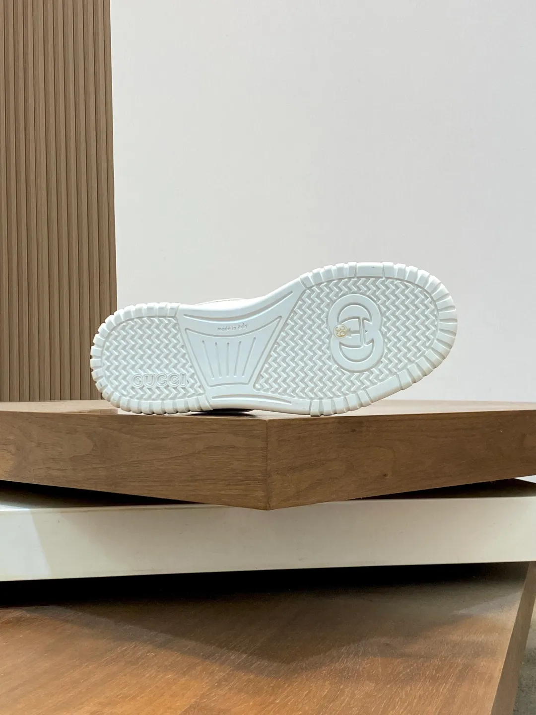 Men's Shoes 💰660 𝐆𝐮𝐜𝐜𝐢 𝐑𝐞-𝐖𝐞𝐛 As the first sneaker created by Sabato De Sarno for Gucci, the Re-Web series reinterprets the brand's classic stripes and sets off the modern silhouette design with bold and unique details. These shoes are crafted from white leather. This new sneaker is ingeniously decorated with many of the brand's classic details, and is equipped with a bright red and green webbing tongue, which will make people fall in love at first sight. White leather treated with a special process for softness and luster, with an embossed grainy texture. Script Gucci logo and interlocking G web label with Interlocking G and script Gucci logo. Rubber outsole with interlocking G detail eyelets. Web tongue. Size: 39-44 (customized for sizes 38 and 45)